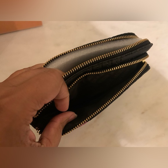 Steve Madden Women's Btrell Wristlet Black Floral Embossed, One Size EUC - Picture 5 of 6